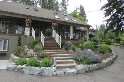 Image de Executive Style Accueil - Jardin de manger Resort - Idéal pour famille et amis