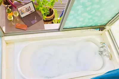 Image de Appartement 1 chambre entièrement meublé avec baignoire chaude