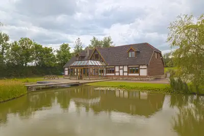 Image de Superbe lodge au bord du lac de 7 chambres dans la magnifique campagne de Shannon - Roscommon