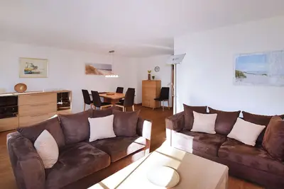 Image de très plage et maison de vacances boisée pour un maximum de 6 personnes, animaux et Wi-Fi