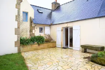 Image de Maison bretonne avec une jolie cour fermée et fleurie avec Wifi à Trebeurden