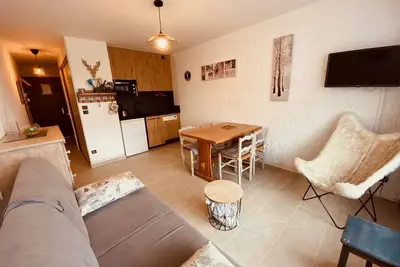 Image de Studio moderne avec balcon et garage, proche piste verte et centre, La Clusaz