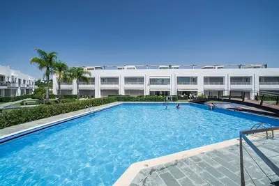 Image de Appartement de luxe moderne de 2 chambres avec terrasse et grande piscine commune