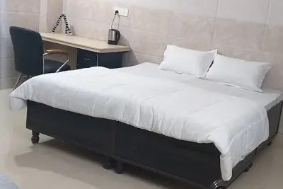 Image de Chambre spacieuse conçue avec goût