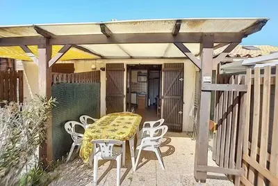 Image de Pavillon avec terrasse et jardinet