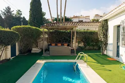 Image de Charmante maison avec piscine privée, jardin, zones d'ombre et barbecue