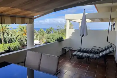 Image de appartement terrasse ensoleillée directement sur la mer avec une vue imprenable