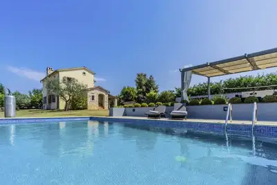 Image de Maison de vacances Istrie Moderna * 3000 m2 de jardin, piscine privée, barbecue, WiFi