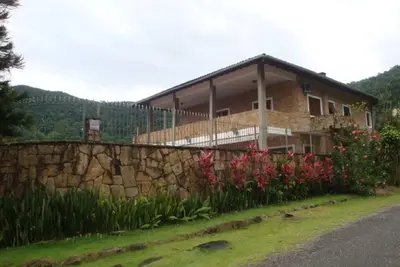 Image de Imposing House, Piscine avec Hydro, 5q (3 avec A / C), 6 salles de bains, barbecue.