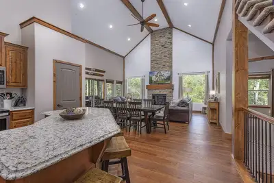Image de Brand New 6 Br 5 Bath a tout! ! Spa, 18 personnes, salle de billard