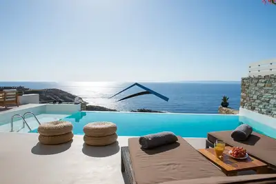 Image de Luxe front de mer villa avec une piscine et un accès direct à la mer