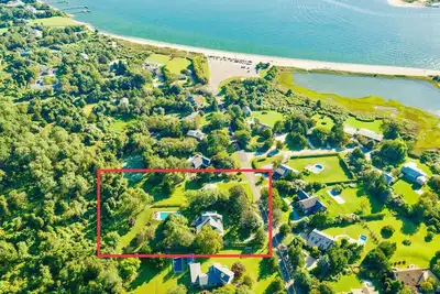Image de Maison contemporaine avec piscine d'eau salée chauffée et vues sur l'île Shelter