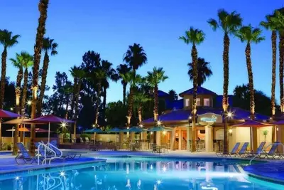Image de Coachella 2019 - Marriott Villa Ii - 1 très grand lit avec un canapé-lit et un balcon