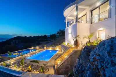 Image de Une villa spacieuse meublée moderne avec l'une des meilleures vues du coucher du soleil