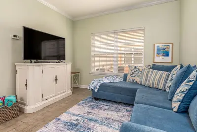 Condo moderne, luxueux, au rez-de-chaussée près du golfe avec piscines partagées!
