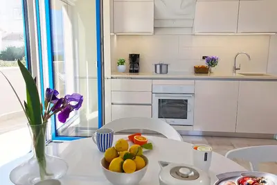 Image de Appartement moderne (4 + 1), Vue Sur La Mer, climatisation, internet, parking