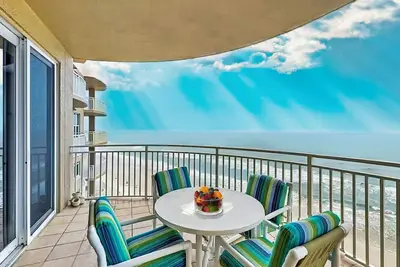 Image de Condo en bord de mer direct avec vue panoramique, 3 piscines partagées et 2 bains à remous!
