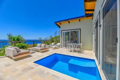 Tout neuf! Villa Topaz Guest Villa au-dessus de West Bay avec une vue à 180 degrés!