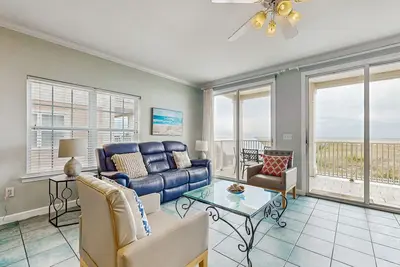 Image de Condo Gulf-front w / balcon, piscines partagées et accès à la plage!