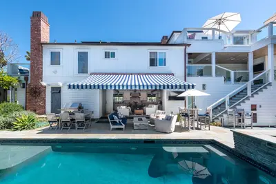 Image de Maison personnalisée terminée en 2018, grande piscine, spa et cour, promenade facile jusqu'à la plage