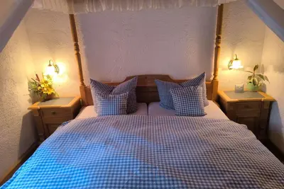 Image de Amical, spacieux appartement avec chambre supplémentaire et lit à baldaquin