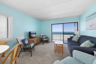 Image de Magnifique condo 1 chambre en bord de mer avec une fabuleuse palette de couleurs bleues, WiFi gratuit et une piscine intérieure située directement sur le trottoir!