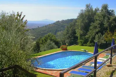 Image de Gîte spacieux à Cortona, avec piscine