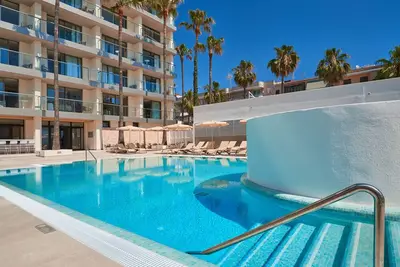 Image de Appartement entièrement rénové dans le centre de Cala Millor à 100 m de la plage