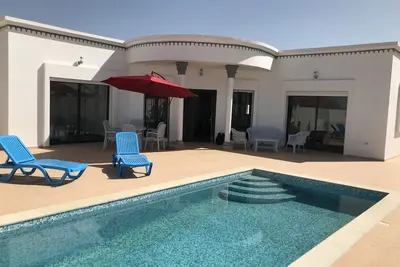 Image de grande villa avec piscine