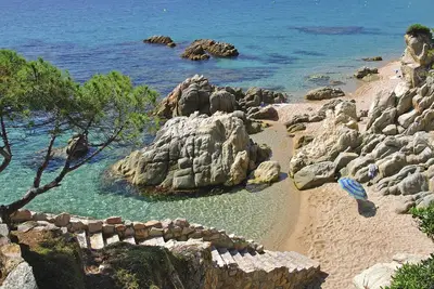 Appartement en première ligne, vues spectaculaires sur la mer. Bassin. A \/ C. Jardin privé. L'Internet.