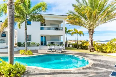 Image de **Last Minute Specials**  Fully Equipped Apt W/ Tropical Pool & Garden