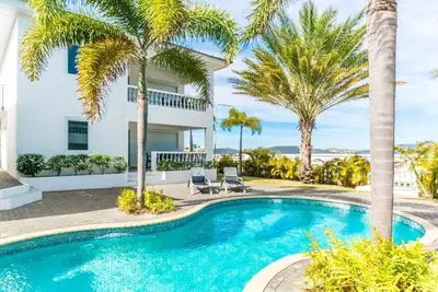 Image de ♥ Perfect Family Getaway ♥ with Tropical Pool & Garden