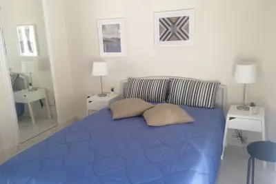 Image de Appartement de 30 m² entièrement rénové dans le centre d'Athènes.