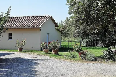 Image de Casa Monia F: Un chalet confortable entouré de verdure.