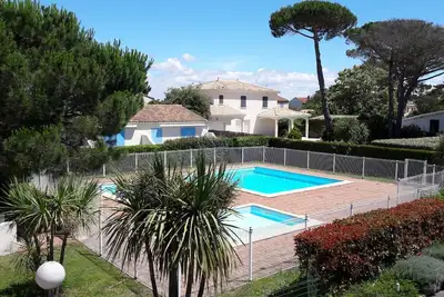 Image de Villa F4 (100m2) balcon, piscine, salle de jeux (billard, flipper) plage Ă 300m