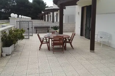 Image de villa indépendante avec parking climatisation machine à laver à 50m de la mer