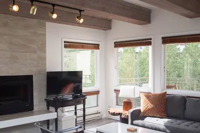 Image de Magnifique et moderne Plaza Condo 3 Br