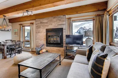 Image de Unique Condo 2 Br Avec Cheminée