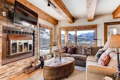 Image de Condo spacieux 2 Br / 2Ba avec une cheminée
