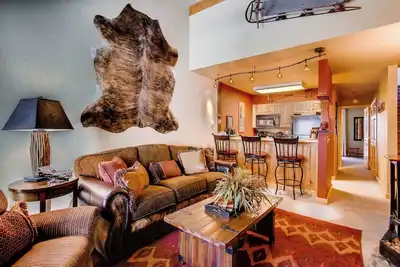 Image de Condo Emmons décoré avec goût