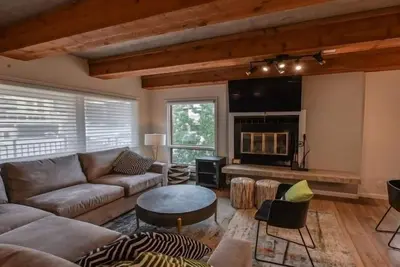 Image de Résidence de 2 chambres avec un énorme canapé