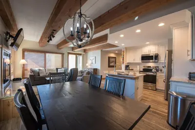 Image de Récemment rénové Ski Lodge Styled Plaza Condo