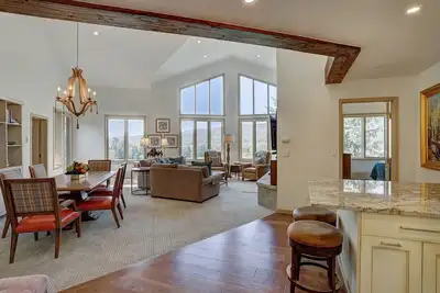 Image de Condo 2Br dans The Seasons at Arrowhead - Plafonds voûtés