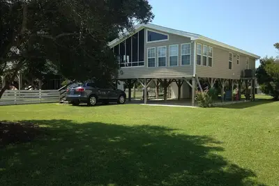 Image de Maison familiale moderne et charmante avec une grande cour, suffisamment de parking et WiFi