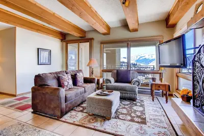 Image de 2 Br avec plan d'étage ouvert et cuisine mise à jour