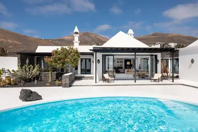 Image de Villa luxueuse avec piscine, vue panoramique, terrasse, jardin, climatisation et Wi-Fi