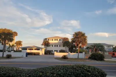 Image de Comme vu sur les Hunters De Plage de Hgtv! ! ! Disponible pour location à court et long terme! <br>