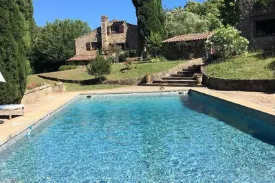 Image de Mas provencal avec grande piscine en pleine nature