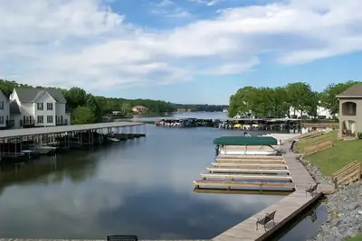 Image de Luxueux condo au bord de l'eau avec vue sur la montagne et le lac, piscine