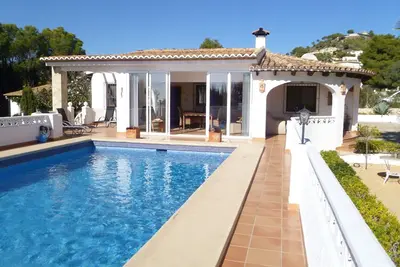 Villa Jeanette\npiscine privé, WiFi, climatisation